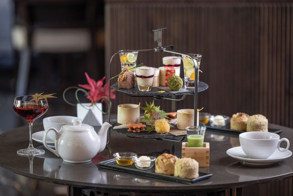 優美な日本庭園を眺めながらのティータイムに心ほぐれる3996091