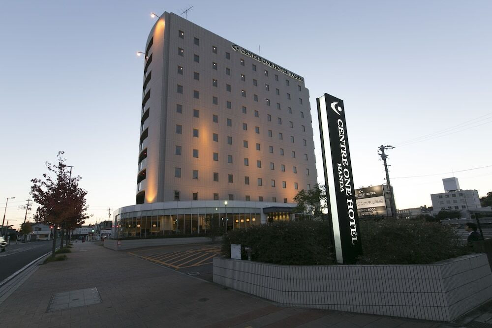 施設の正面 (日没後)