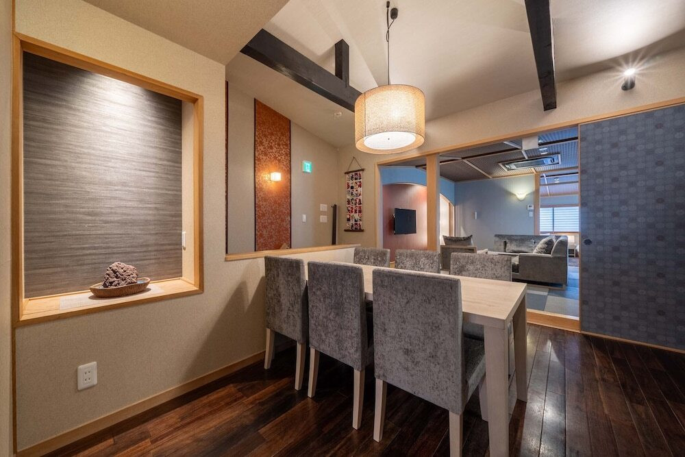 客室内のダイニングエリア