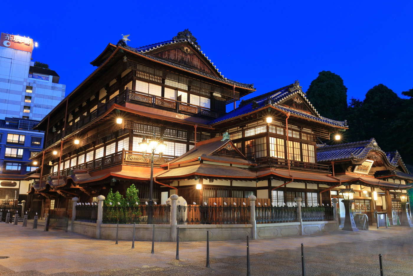 【愛媛県】リニューアルした道後温泉本館の夜景