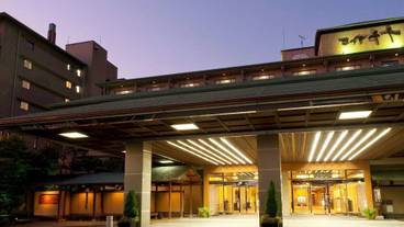 施設の正面 (日没後) / 2