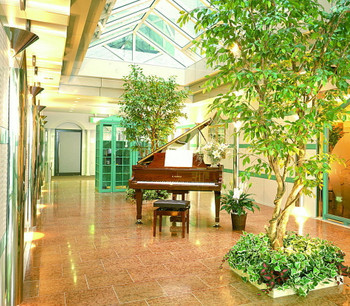 日が差し込む開放的なロビーでのんびりと3729119