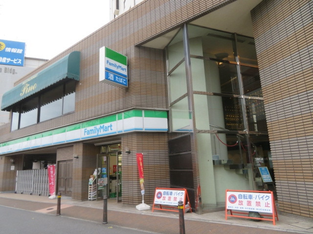 1階にファミリーマートがあります