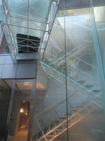 熱海の海に浮かぶガラスアートのホテル3508027