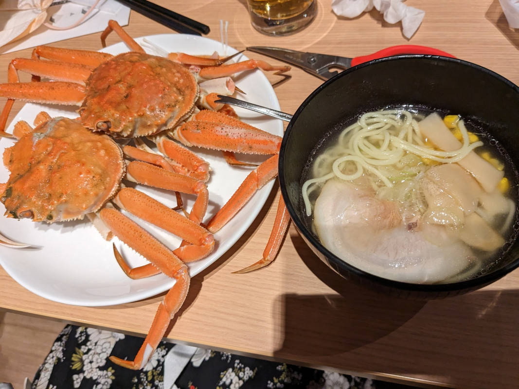 夕食ブッフェのカニとラーメン