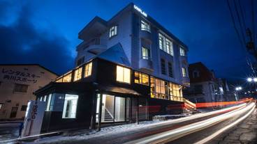 施設の正面 (日没後) / 2