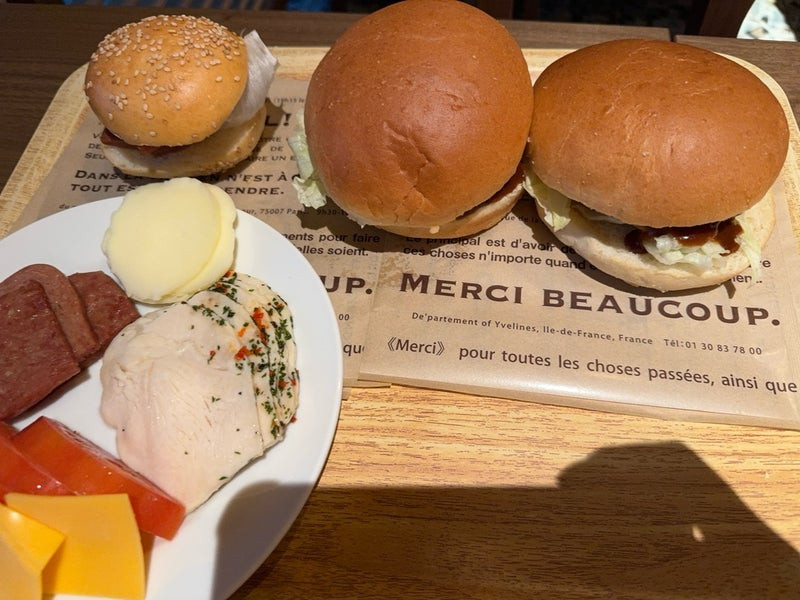 朝食のパンはパサパサで美味しくない。