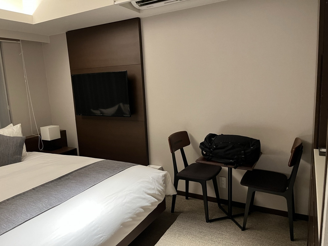 部屋の家具が椅子とテーブルなのはそれなりに便利でした