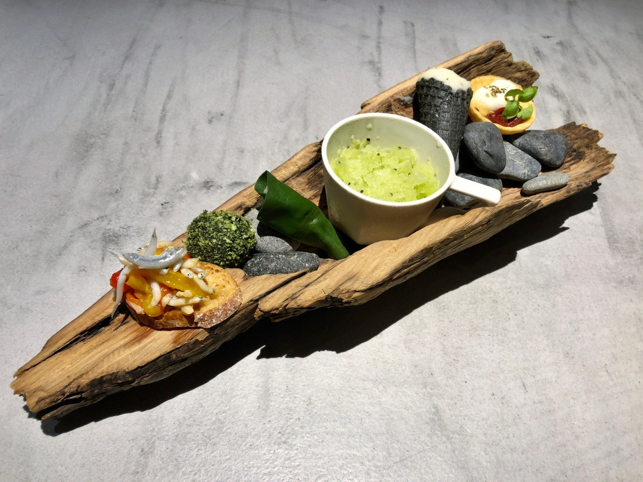 「箱根本箱」 料理 117420448 アミューズ:ブルスケッタ 2種類のパプリカとシラス、イカスミのリゾット 香草パン粉で焼き固めて、豚肉のリエット つるむらさきで包んで、キウイときゅうりのグラニテ、マッシュポテトとマッシュルームの...