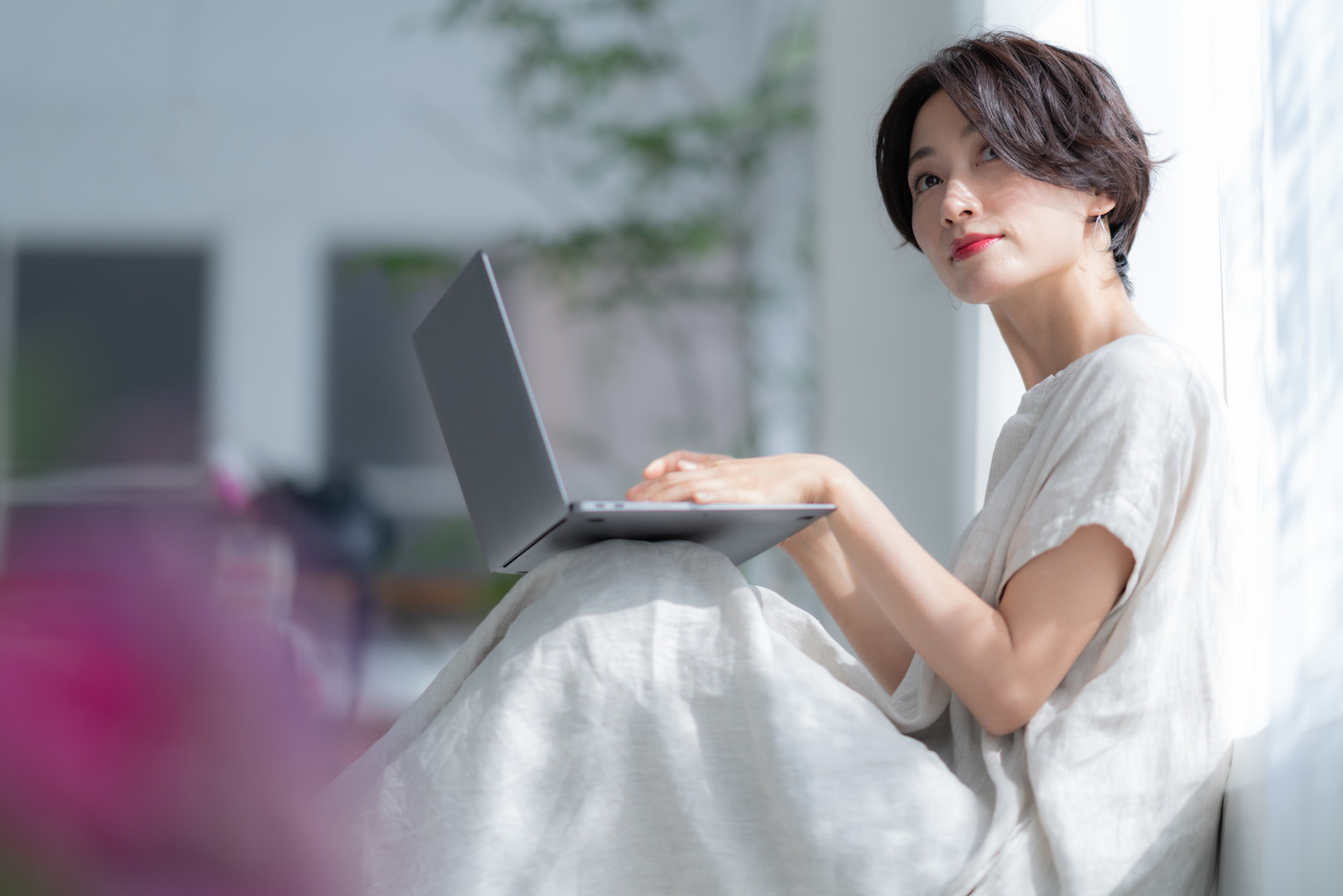 １人　ファッション　パソコン　美容　ライフスタイル　女性　女　インテリア デザイン 部屋 白 自然光