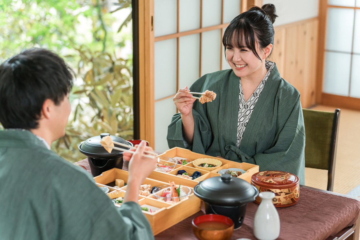 旅館で会席料理・食事を楽しむ夫婦・カップル(グルメ・部屋食・懐石料理・御膳・贅沢)