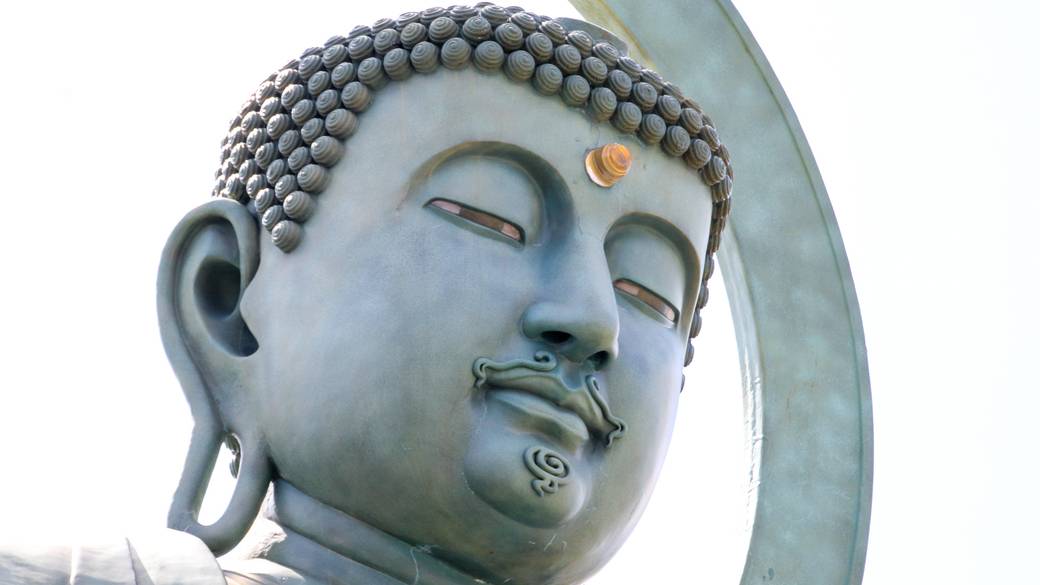 切れ長の目元が印象的な大仏さま / 2