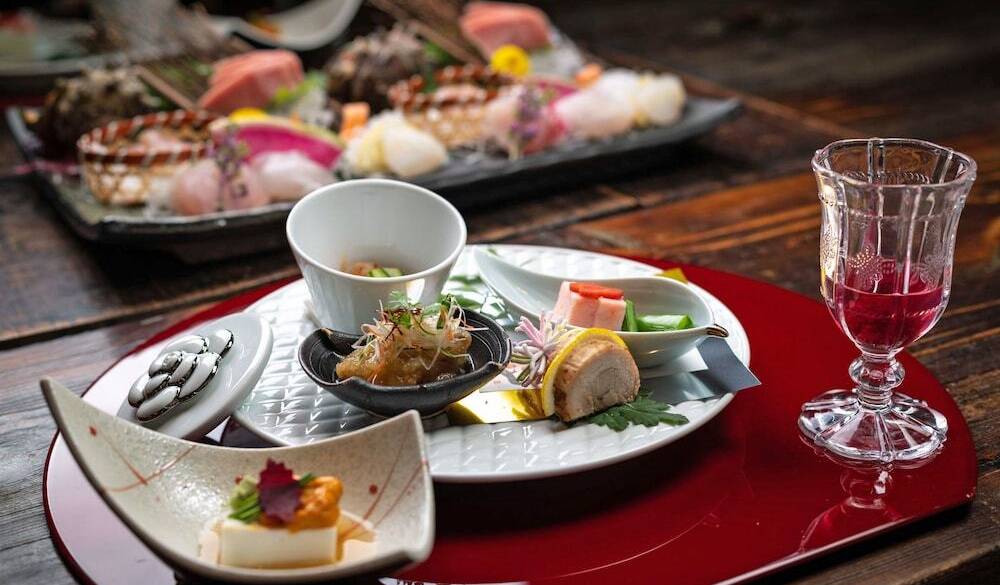 専用ダイニングで
華やかな懐石を堪能 / 1