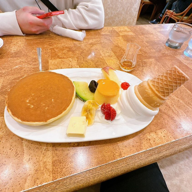 手間ひまかけた自家製スイーツが人気の老舗喫茶店「スイートハウスわかば」。"どれも本当に美味しく、伊東に行ったら必ず行くぐらいオススメなお店"だそう。アクセスは旅館から車で45分程 / 2