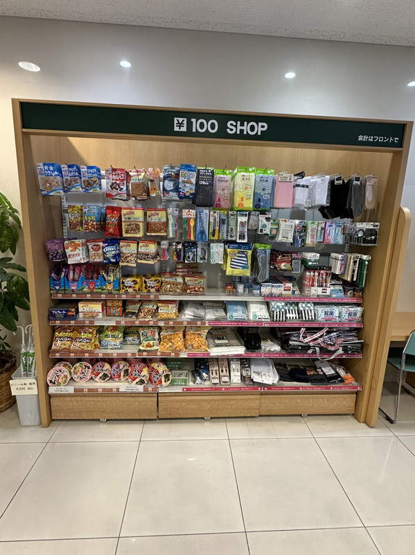 100円ショップ商品がフロント前に