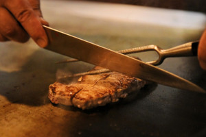 ビュッフェではステーキも食べ放題