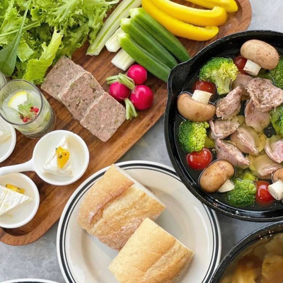 「グランピングスタイル」プランでは、アウトドア好きのシェフが手掛けた、コース仕立ての料理を提供。オードブルや熱々スープ、炊込み料理など、季節の食材を使った華やかなメニューが並ぶ / 1
