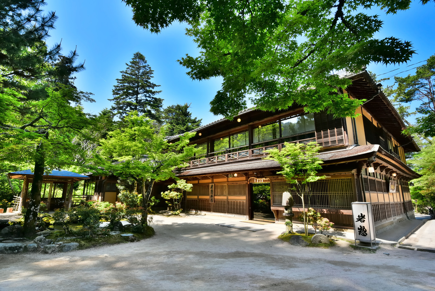 広島　宮島の町並み