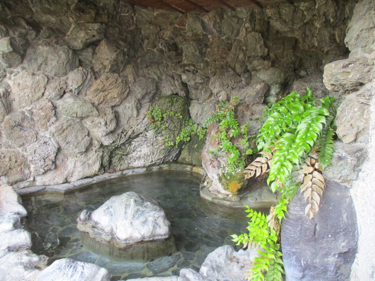 河畔の露天風呂「岩くつ風呂」が自慢！4231575