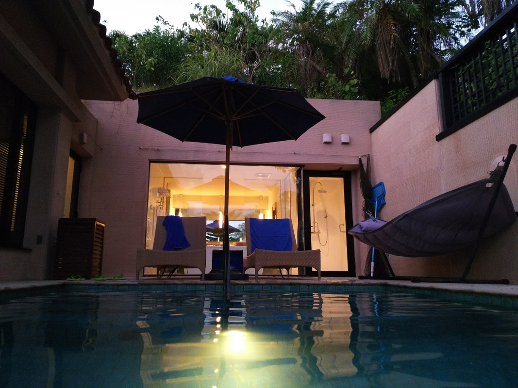 プールから建物を仰ぎ見る　日が落ちた頃のムードが素晴らしい