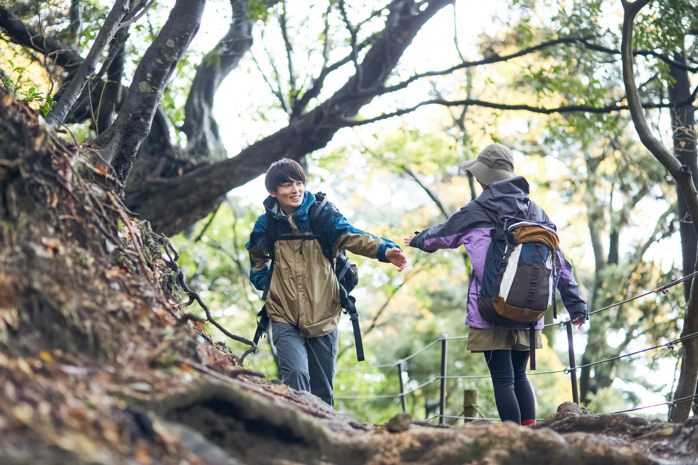 登山をするカップル