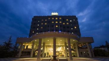 施設の正面 (日没後) / 3