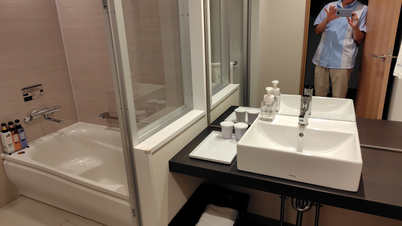 広いバスタブと洗面所