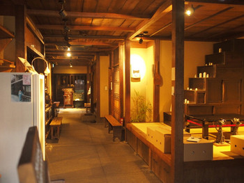 「うえの」内観 1105950 「上野商店」側の店内 '16 4月上旬