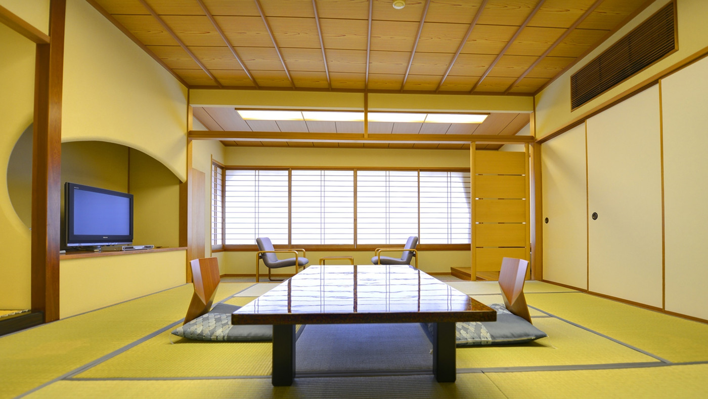 数寄屋風造りのゆとりある和室でくつろぐ3930475