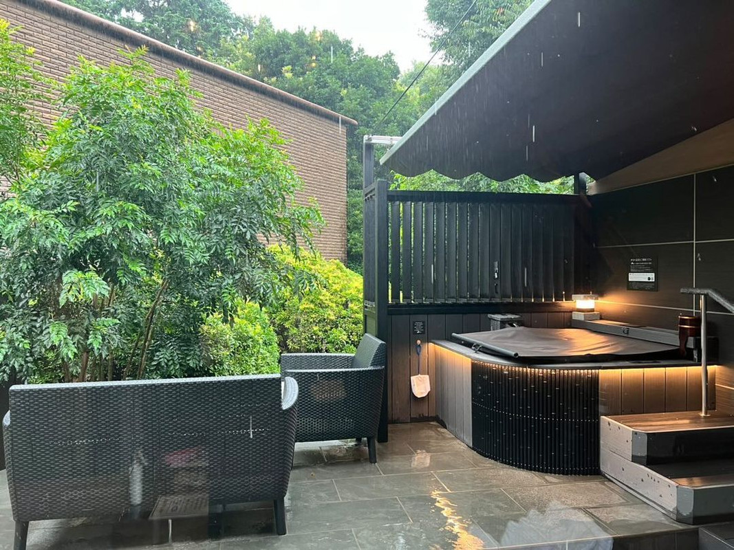 専用露天風呂は一部屋根付きで、日差しが気になる時や、雨の日もゆっくりと温泉を楽しめる / 3