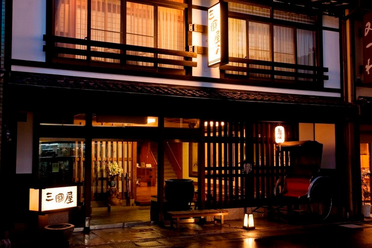 城崎温泉駅から徒歩約3分。駅近で、1人旅に最適なロケーション4003887