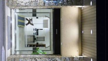 施設の正面 (日没後) / 1