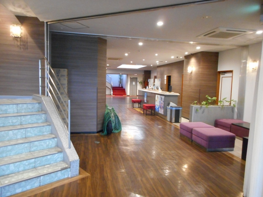 通用口から見た１階です。右奥がフロントです