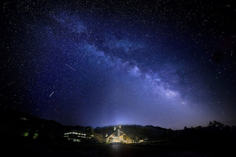 施設の正面 (日没後)