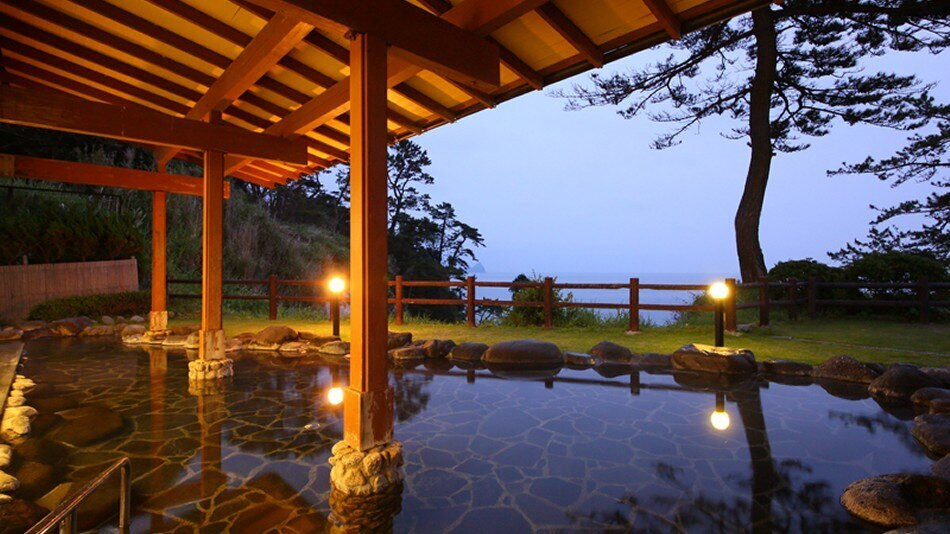 碧い海を眼下に眺める癒しのひととき3449032