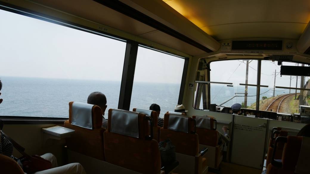 帰りの電車でも
海を眺めてのんびりと / 2