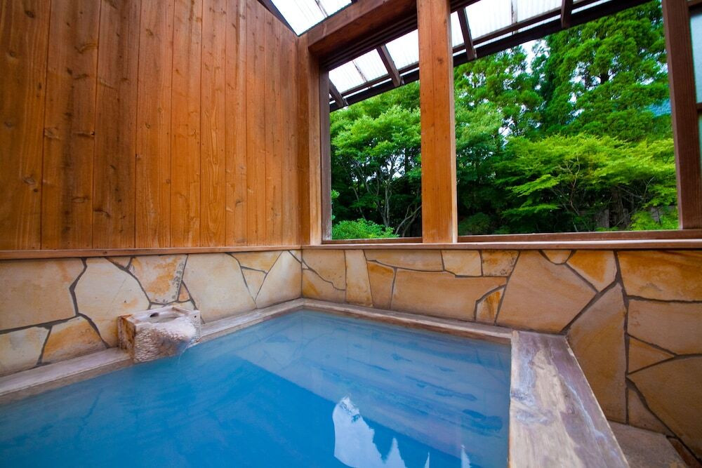 全国的に珍しい「青湯」が楽しめる有名温泉施設3483735