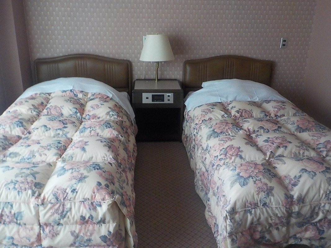 シングルサイズベッドが2台のツインルーム洋室