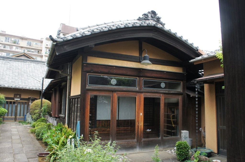 広尾商店街にひっそり佇む歴史を感じる場所2212886