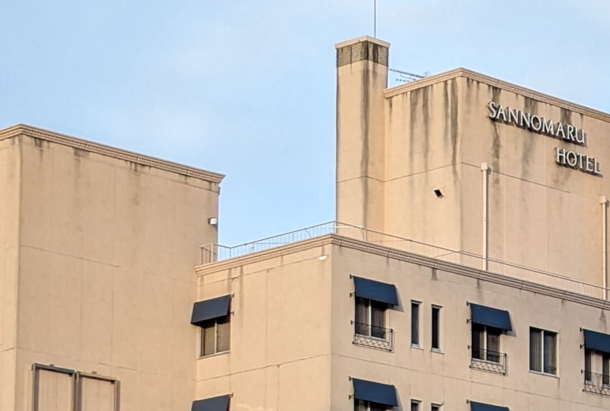 外壁の汚れが目立ちます