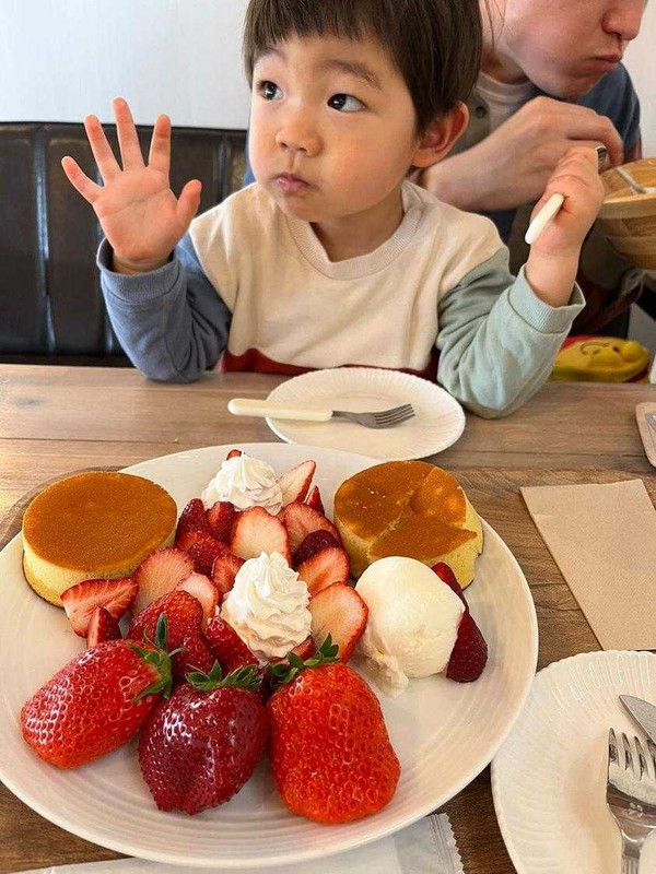 勝浦市を訪れる前にminaminaaamiさんが立ち寄った、茂原市の「くろいちごCafe」。農園を眺めつつ、旬の果物を使ったパンケーキ等を楽しめる。アクセスはホテルから車で約1時間 / 1