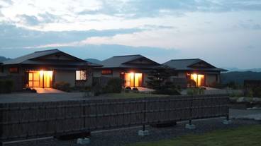 施設の正面 (日没後) / 2