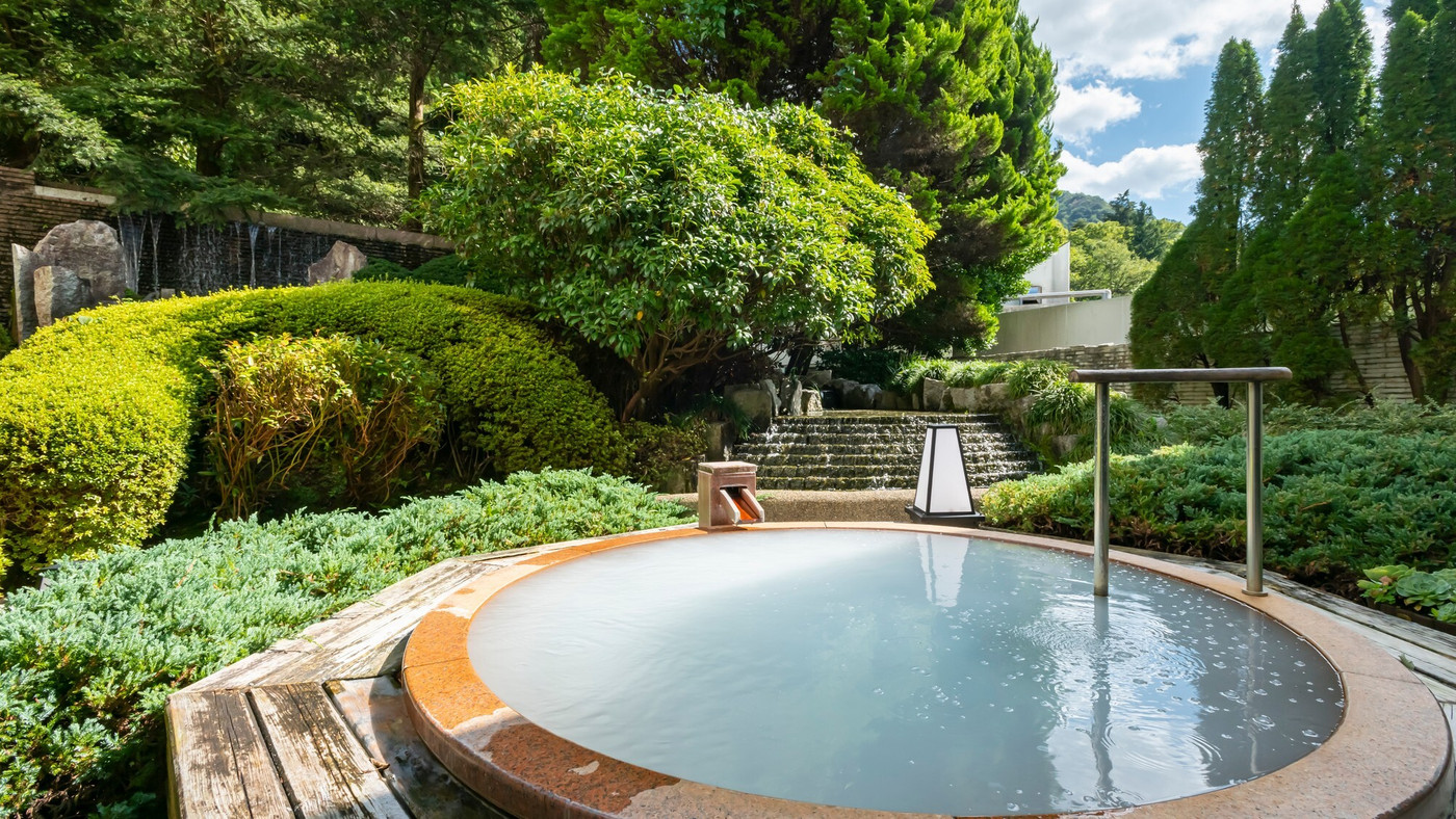 9つの湯が堪能できる日本庭園付きの宿3380626