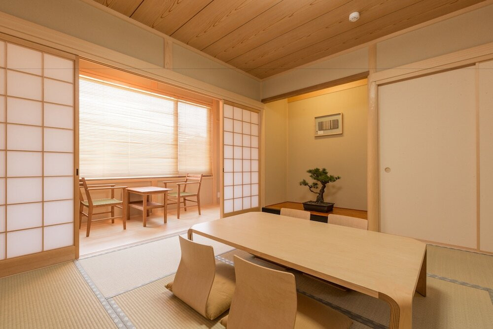 客室内のダイニングエリア