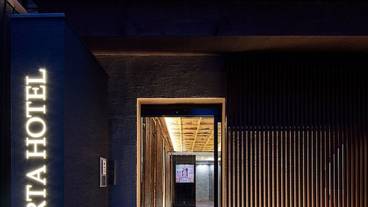 施設の正面 (日没後) / 1