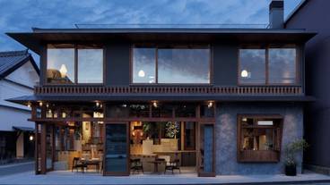 施設の正面 (日没後) / 3