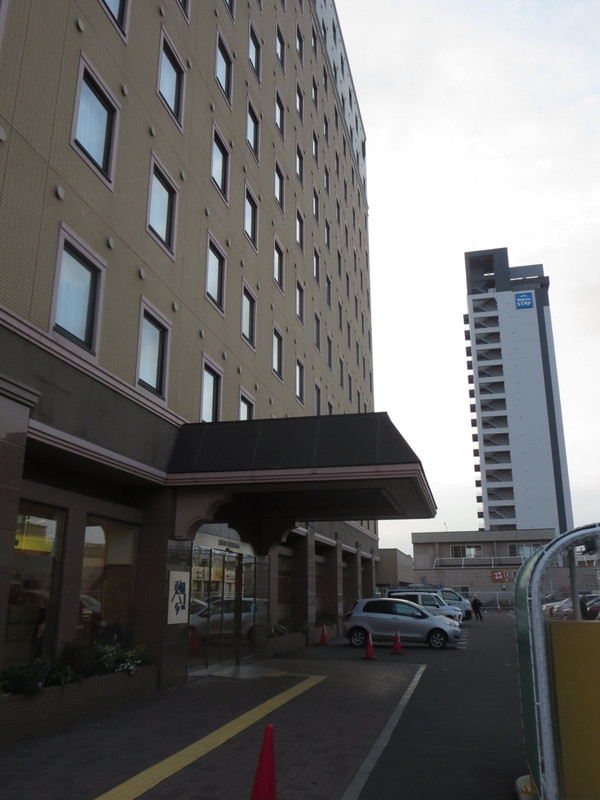 朝市通りから見た東横イン函館駅前朝市