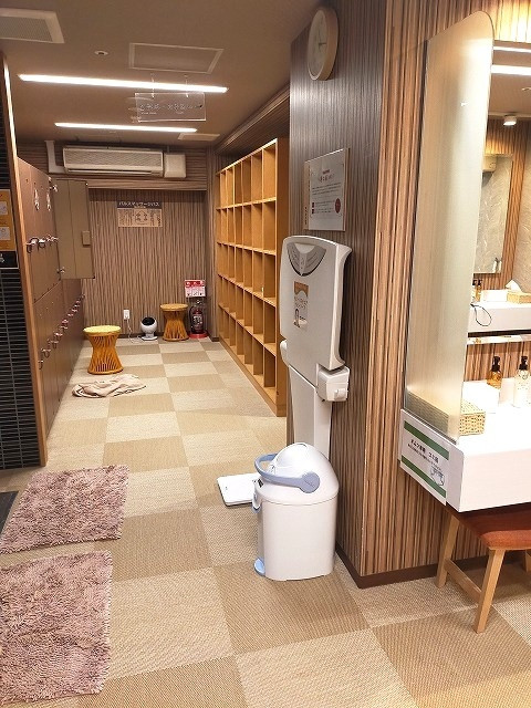 大浴場の脱衣所は雑多。