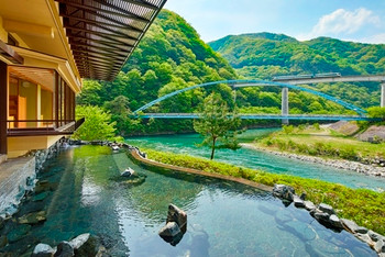 鉄橋を走る鉄道を望みながら入れる、貴重な体験4229847