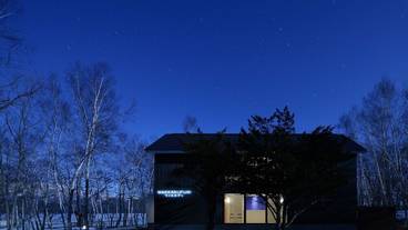 施設の正面 (日没後) / 1